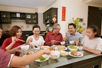 温馨吃团圆饭的家人摄影图