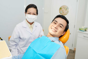 简约治疗牙齿的男人摄影图