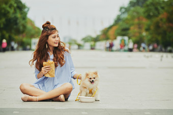 简约跟<strong>宠物狗</strong>一起的女孩摄影图