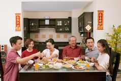 温馨在家吃晚饭的家人摄影图