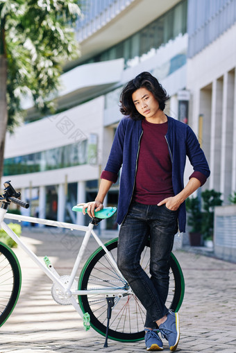 清新骑自行车的男人摄影图