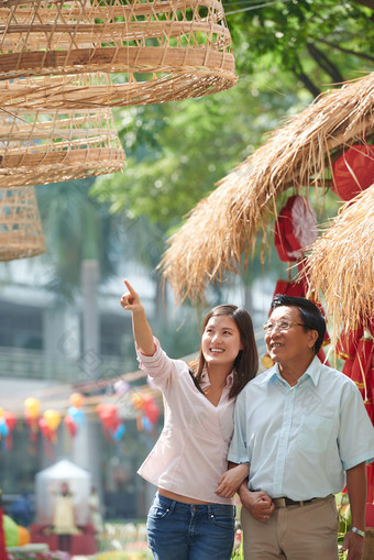 唯美逛街的父女摄影图