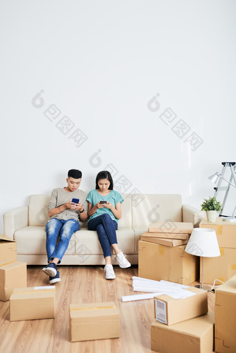 夫妇智能手机使用坐着