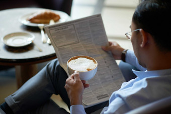 暗色调喝咖啡的商人摄影图