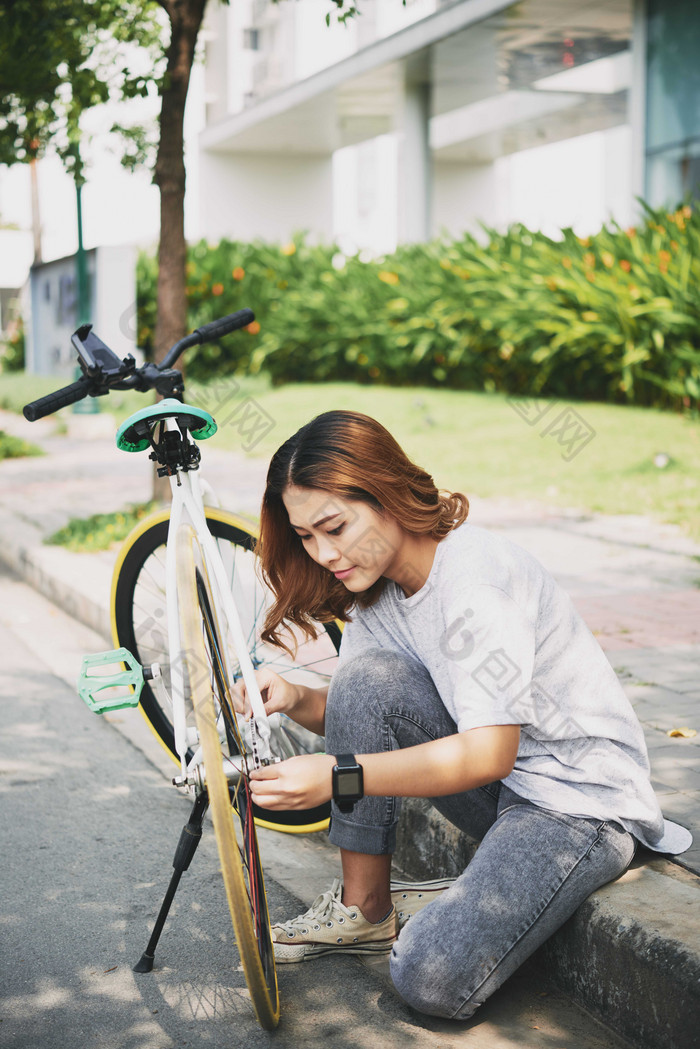 女人騎自行車女性戶外