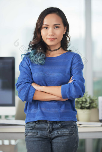 简约站着的<strong>女</strong>职员摄影图