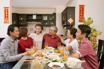 深色调吃饭的一家人摄影图