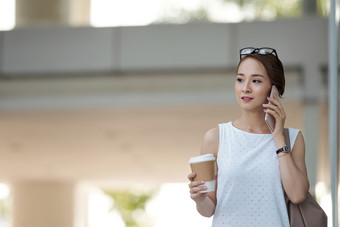 灰色调楼边的女孩摄影图