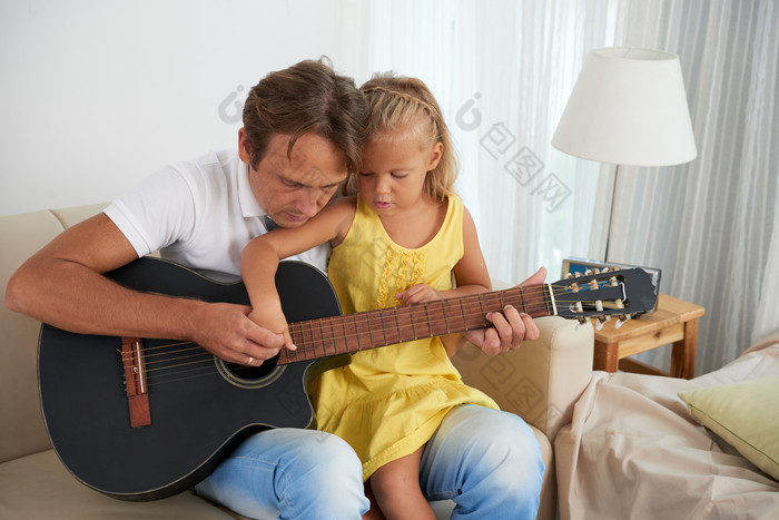 学吉他的欧洲父女