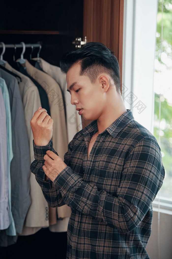 清新风格穿衣服的男人摄影图