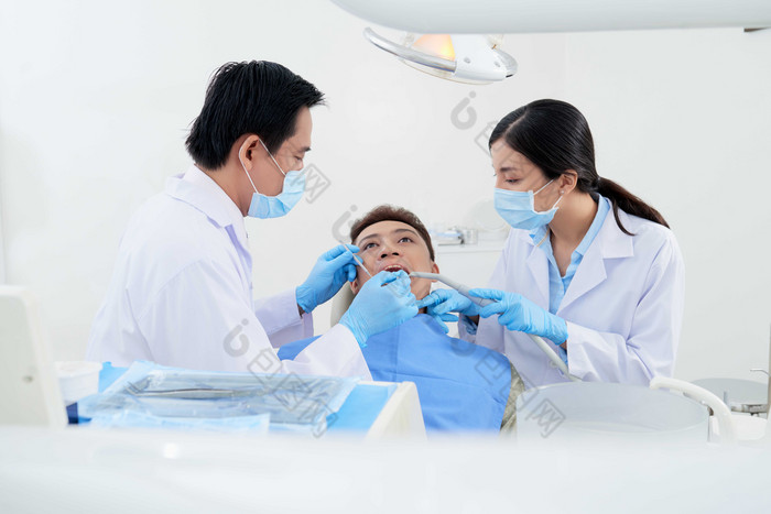 浅色调治牙的病人摄影图