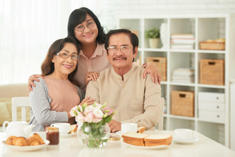 简约吃早餐的家人摄影图