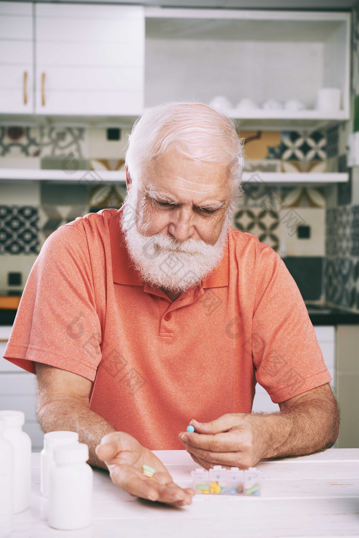 灰色调吃药的老年病人摄影图