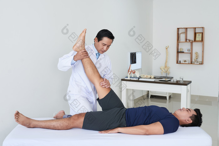 脊椎指压治疗者;脊椎按摩疗法;的后背;图片