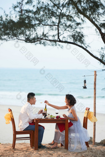 清新海边度假的情侣摄影图