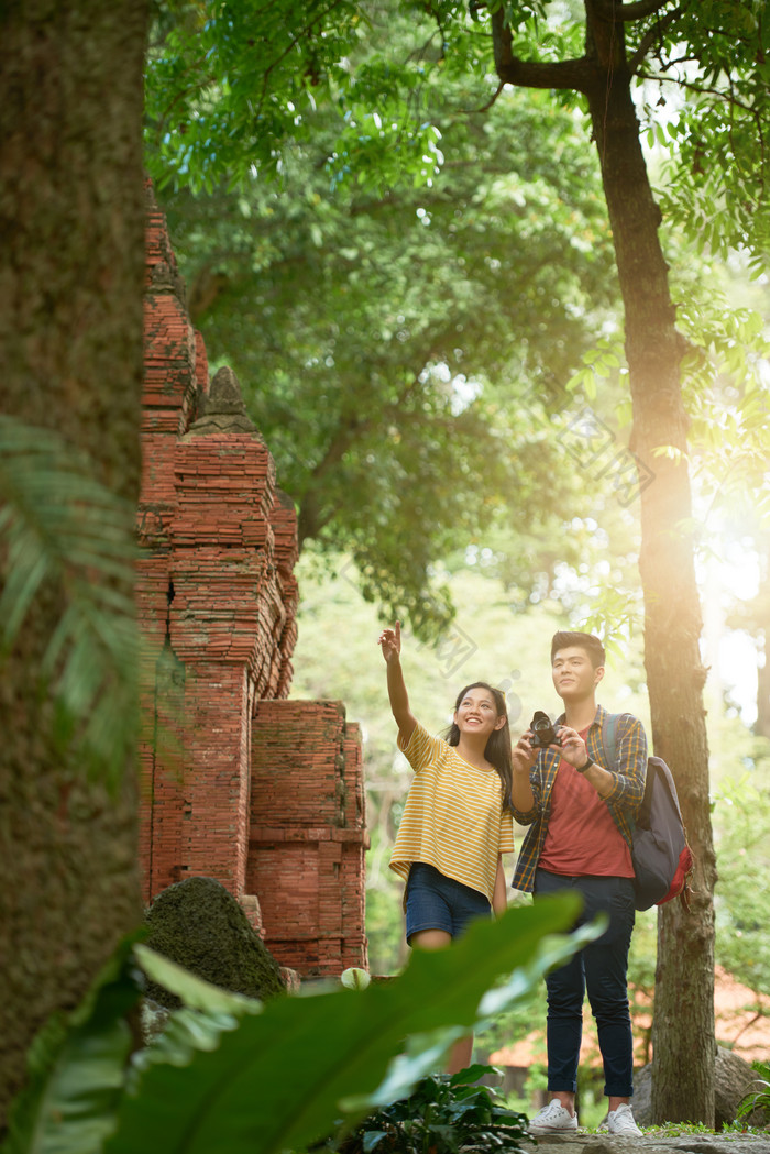 包图网提供精美好看的旅行拍照的年轻情侣素材免费下载,本次作品主题