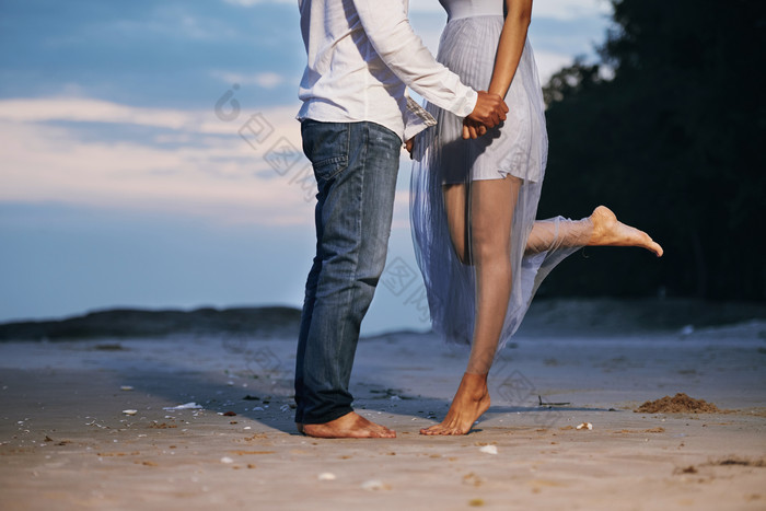 上传时间:2020-01-16 12:00:00 商务关系 中美关系 牵手 三角