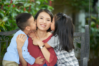 花园长椅上<strong>的</strong>母女子