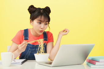 女人面条笔记本电脑食物