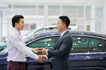 <strong>浅蓝色</strong>握手的汽车销售摄影图