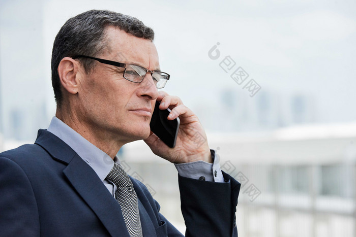浅色调电话联系业务的商人摄影图