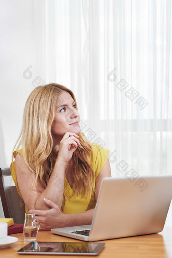 简约操作电脑的女孩摄影图