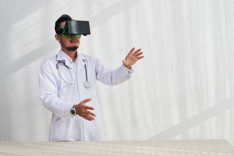 简约风玩VR游戏的医生摄影图