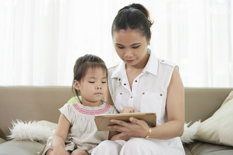 亚洲越南孩子阅读