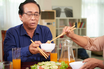 享用晚餐的亚洲中年<strong>男子</strong>