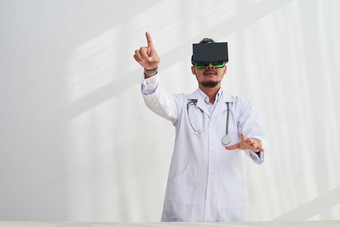 灰色玩VR游戏的医生摄影图