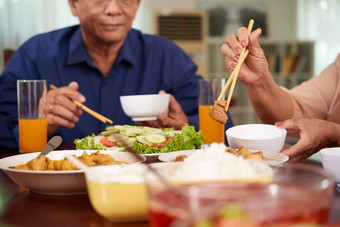 晚餐美味的食物家庭