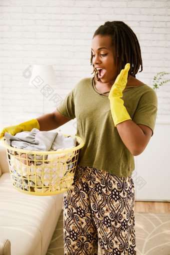 清新风格在做家务的女人摄影图