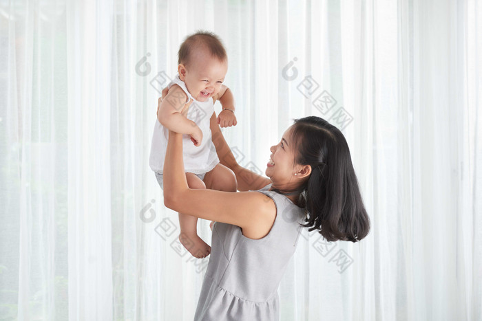 亚洲快乐的母女抱着孩子
