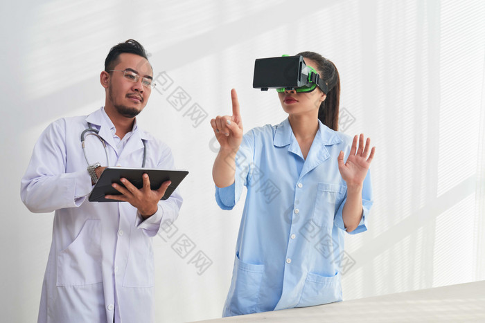 简约拿玩VR游戏的医护人员摄影图