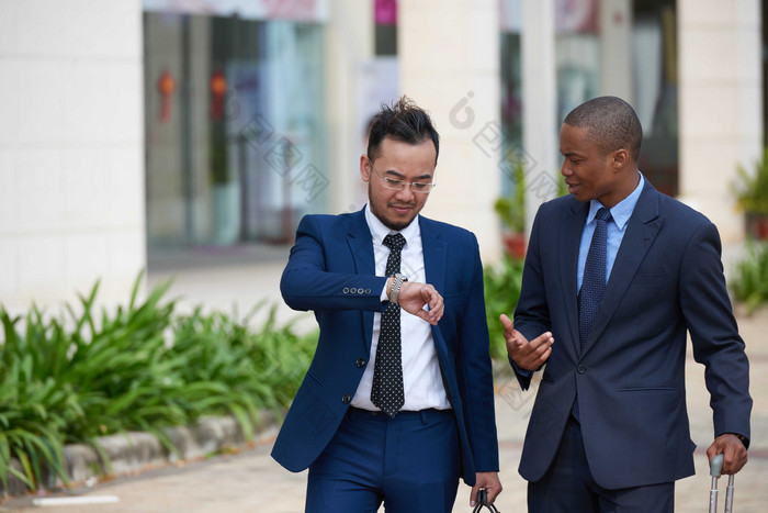 下班回家的男职员