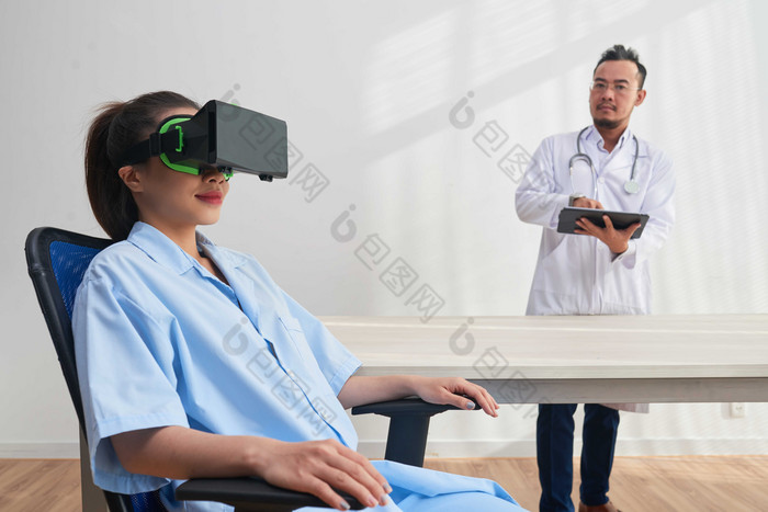 简约拿玩VR的医护人员摄影图
