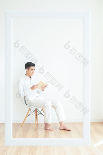 清新坐着的男人摄影图