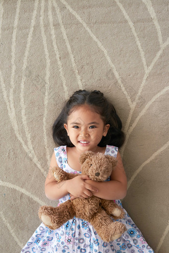 抱着小熊玩具的可爱亚洲小女孩