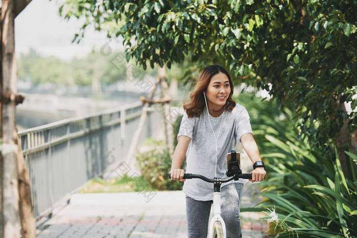 亚洲越南女人骑自行车