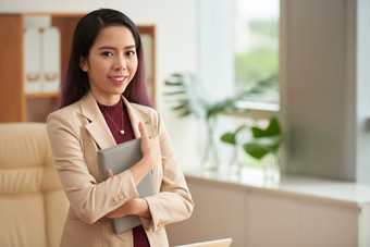 暖色调公司女白领摄影图