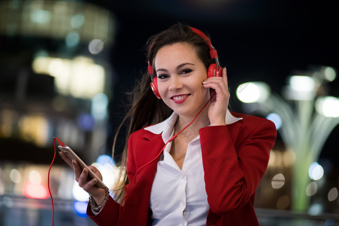 夜晚听音乐的年轻女士