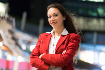 微笑自信的年轻商务女士专业人士