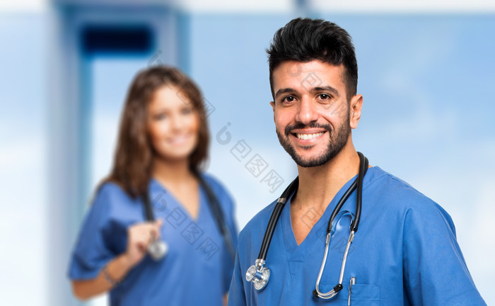 两个医生护士在微笑