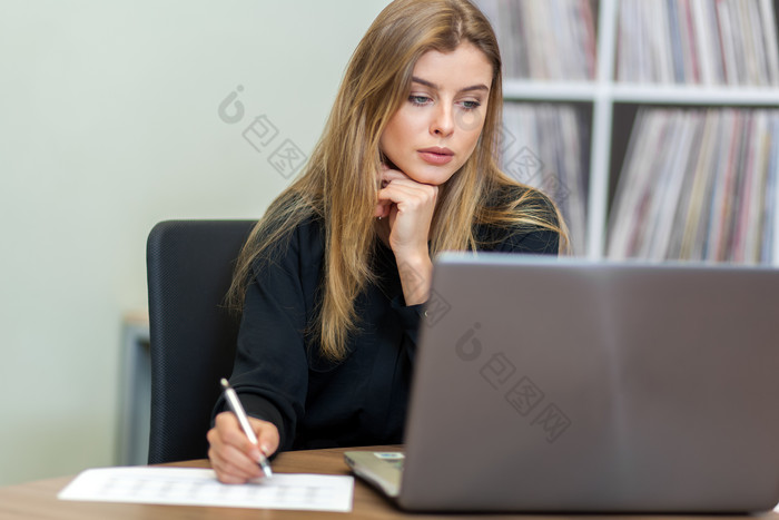 女商人笔记本电脑移动电脑办公室