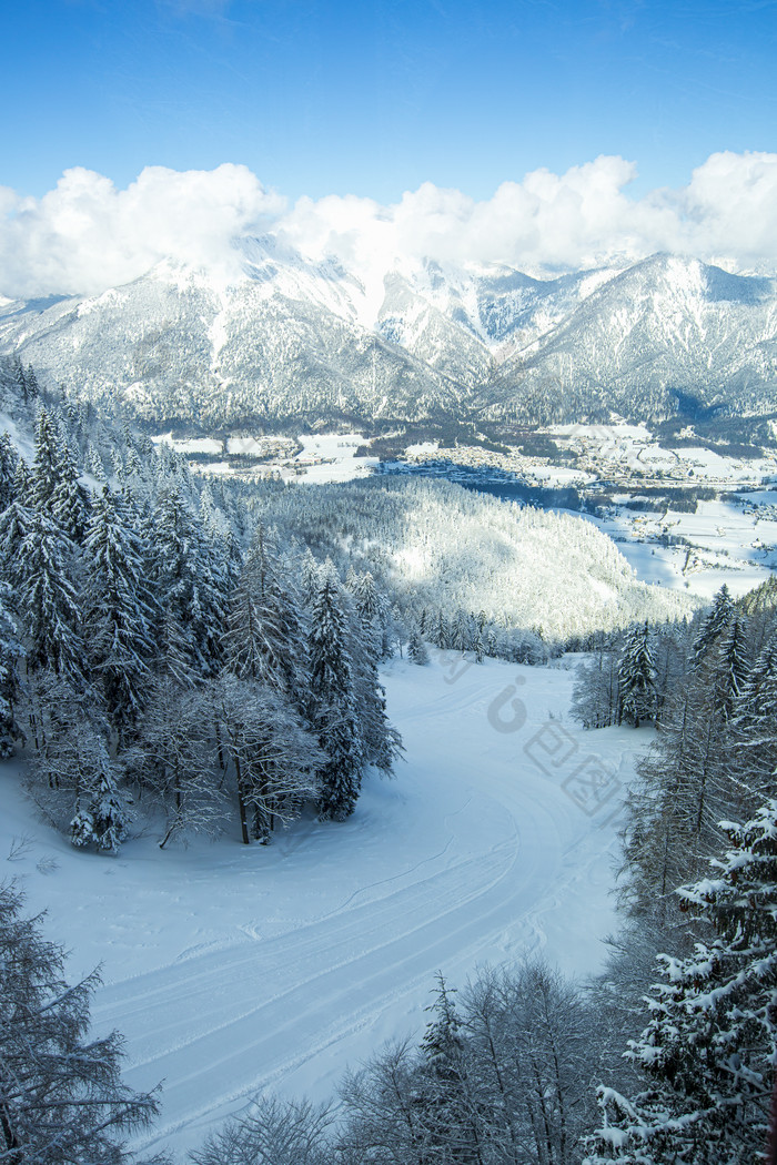 冬天蓝蓝的天空和冰雪覆盖的山川素材免费下载,本次作品主题是摄影图