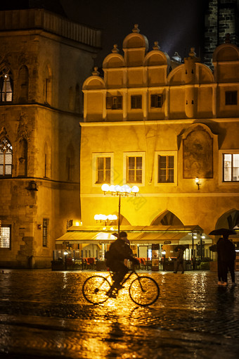 下雨冬天欧洲街头骑自行车