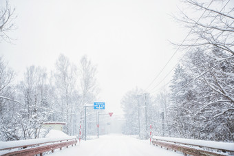 下雪天森林中的公路<strong>护栏</strong>