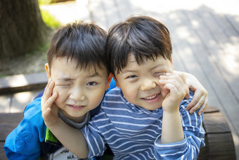 两个男孩互相做出搞笑鬼脸