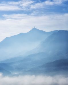 中国风写意山水画蓝色山川竖图