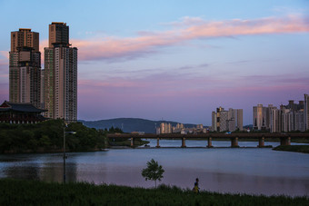 <strong>城市</strong>晚霞江景淡紫色云